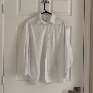 Oversized, white buttoned shirt. Extra small but runs big.
